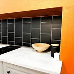 1min Walk To Market Square, Beautiful Views! Stylish 1br Kitchen *